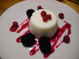 budino di riso e frutti di bosco rossi